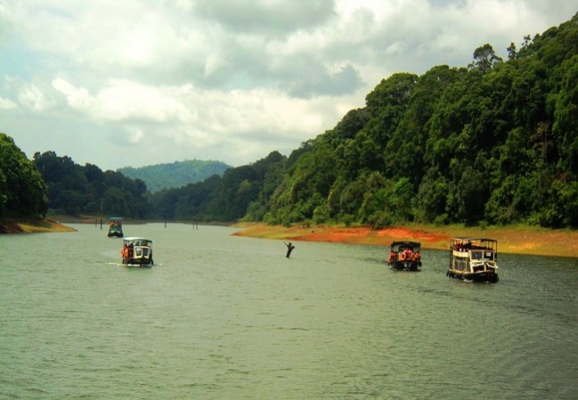 5 Nights 6 Days  Munnar Thekkady  Houseboat and Kovalam Kerala Tour Packages
